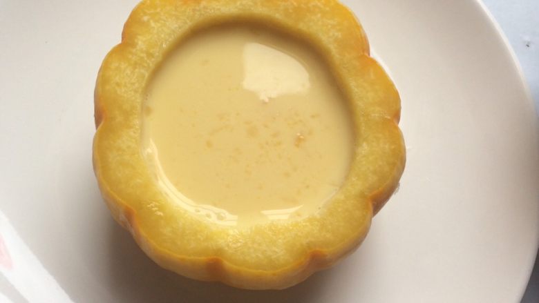 美妙的夏日小甜品: 小南瓜蒸蛋奶,如果表面浮有小泡泡,必须用勺子勺走。