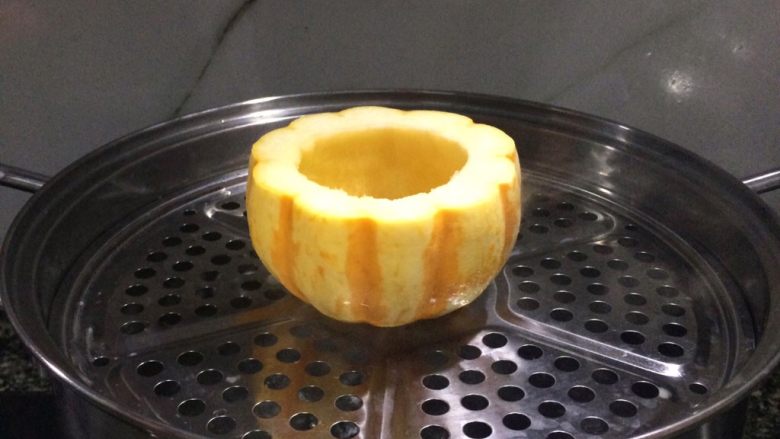 美妙的夏日小甜品: 小南瓜蒸蛋奶,锅里水开后,放南瓜进去隔水蒸10分钟。
蒸好后取出,待<a style='color:red;display:inline-block;' href='/shicai/ 4704'>小南瓜</a>自然凉却。