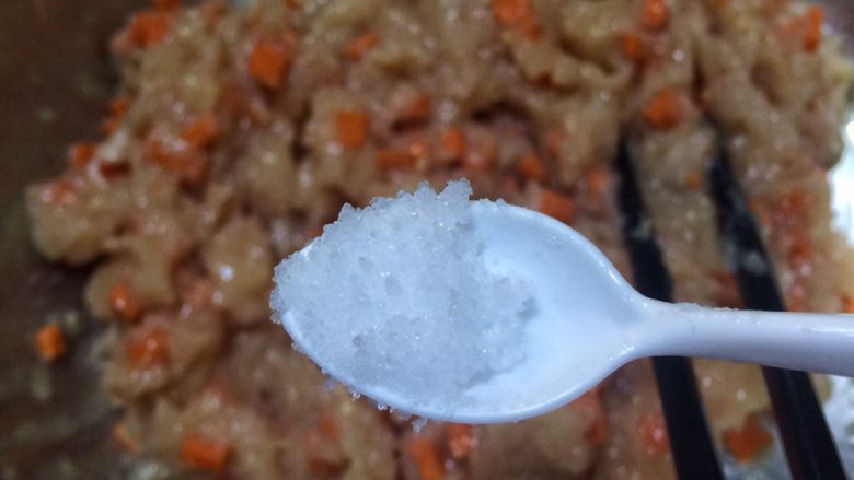 鸡胸肉饼藜麦饭汉堡套餐,盐少许,约3克。
我调的口味较清淡,不过味道足够了。可根据自己喜欢的咸淡调整。