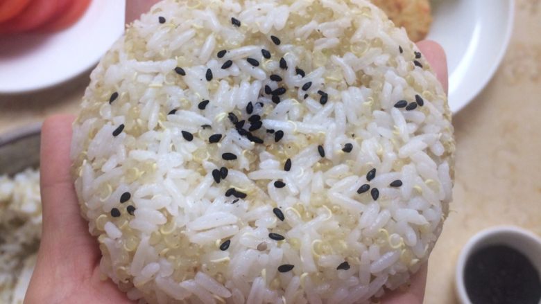鸡胸肉饼藜麦饭汉堡套餐,倒扣模具就可以轻松脱模了。
也可以用手沾上淡盐水直接徒手做。