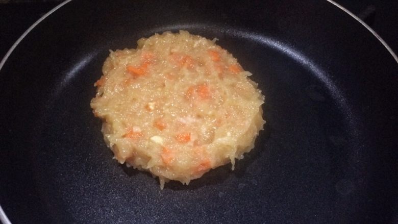 鸡胸肉饼藜麦饭汉堡套餐,用不粘锅煎肉饼。

我是不放油直接煎的。也可扫上少许橄榄油。

肉饼不要太厚，小火慢煎。