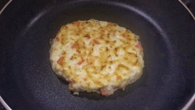 鸡胸肉饼藜麦饭汉堡套餐,两面煎至金黄。