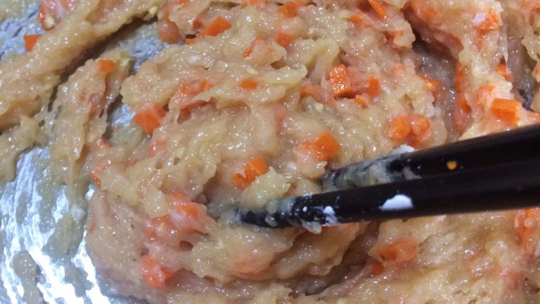 鸡胸肉饼藜麦饭汉堡套餐,用筷子顺着一个方向搅拌均匀。
必须多搅拌一会,让鸡肉充分吸收酱汁。