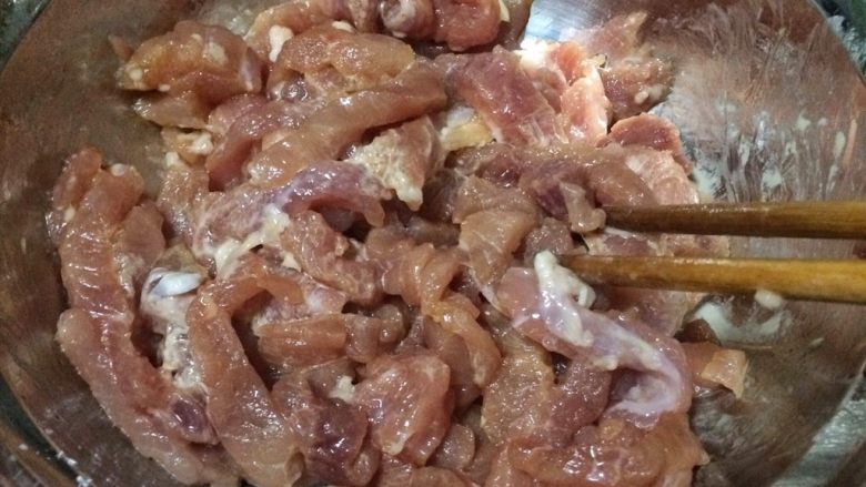 榨菜香干炒肉丝,淀粉少许,然后搅拌均匀。
腌制10到15分钟。