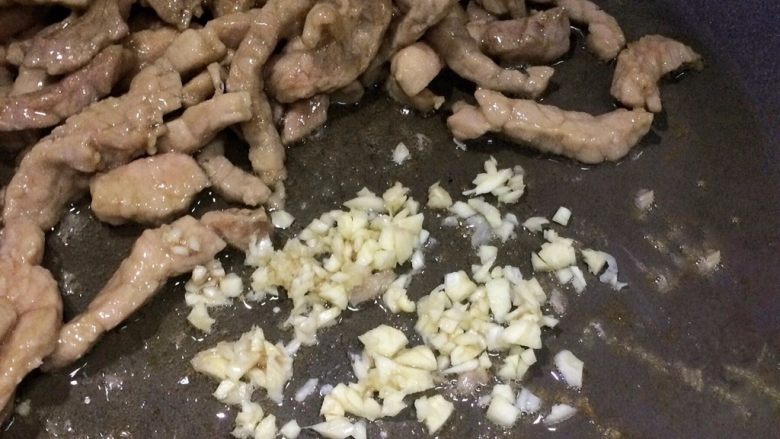 榨菜香干炒肉丝,肉丝拨一边去,然后爆香蒜蓉。