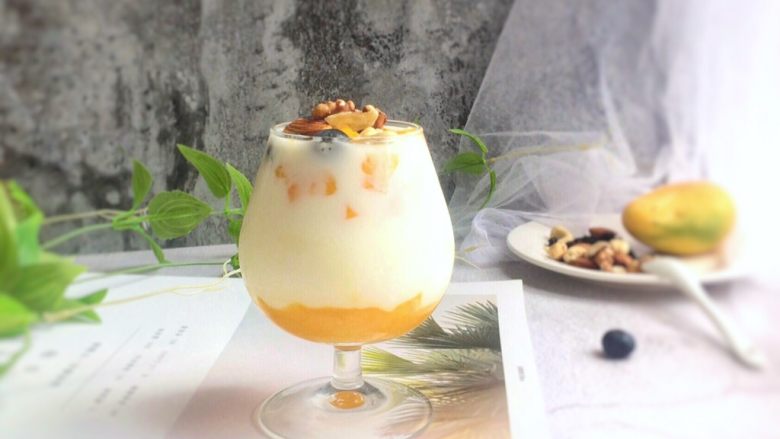 一日坚果芒果酸奶杯,哈哈,超级简单、毫无技术含量的制作方法。