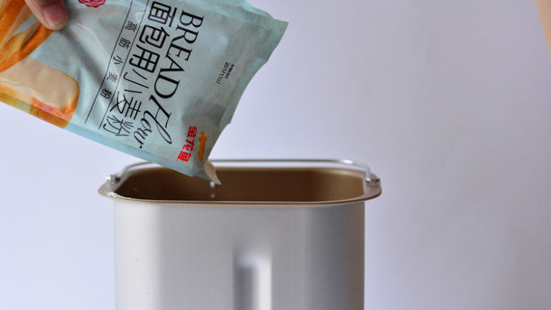 金大旺绵绵吐司,先加入金龙鱼面包用小麦粉 (高筋面粉)250克