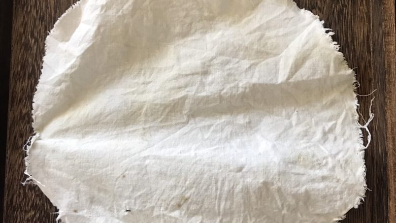 咸甜都美味的糍饭团,准备一块纱布(家里没有纱布找到了一块蒸屉布😂)