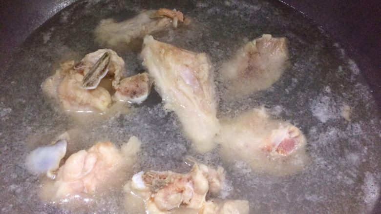 老火靓汤: 清补凉筒骨汤,7.筒骨焯水,捞出备用。