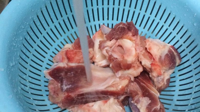 老火靓汤: 清补凉筒骨汤,6.冲洗干净筒骨,清除杂质和血水。