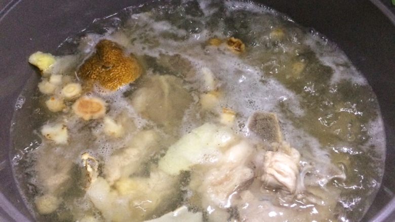 老火靓汤: 清补凉筒骨汤,8.将水烧开后,放入筒骨同煮。大火再次烧开后,转小火煲汤。
如果有起泡沫,记得勺走。
