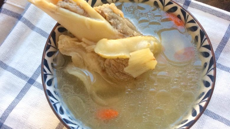 老火靓汤: 清补凉筒骨汤,有没有爱吃骨髓的朋友?这筒骨骨髓可好吃了。拿筷子捅一捅,然后把骨髓从骨头里吸出来,真是过瘾。