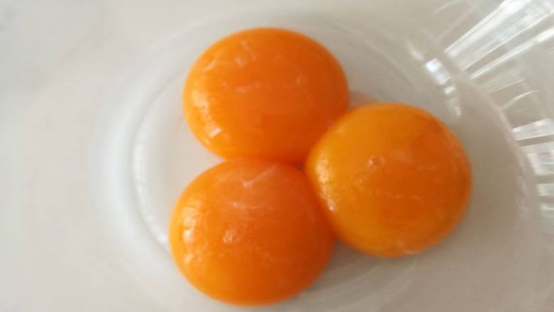 6寸轻乳酪芝士蛋糕,蛋白蛋黄分离,给蛋黄一个特写