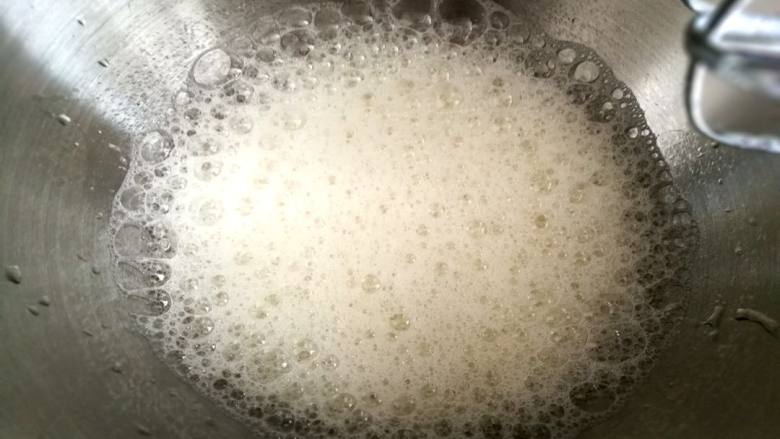 6寸轻乳酪芝士蛋糕,加入三分之一细砂糖,用电动打蛋器打成鱼眼泡沫