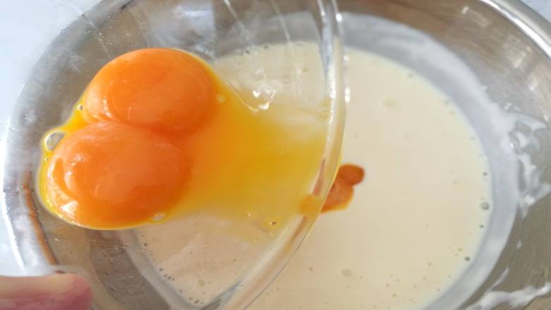 6寸轻乳酪芝士蛋糕,分次加入蛋黄,每次搅拌均匀后再放另一个