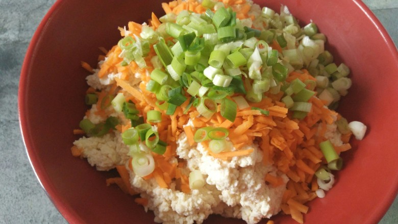 糖醋豆腐丸子,把这个北豆腐用刀压成泥,同胡萝卜和<a style='color:red;display:inline-block;' href='/shicai/ 157'>小葱</a>都放在大碗里