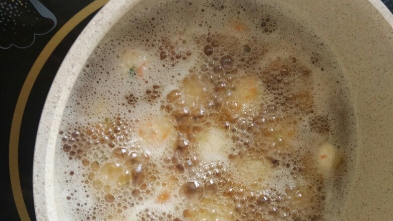 糖醋豆腐丸子,锅里加油,烧至6成热,把豆腐丸子放进去炸
