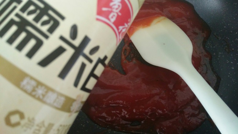 糖醋豆腐丸子,锅中留底油,加入<a style='color:red;display:inline-block;' href='/shicai/ 753'>番茄沙司</a>糖和醋