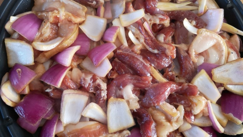烤五花肉(电饼铛版),电饼铛预热后将腌制好的五花肉倒入其中,用筷子铺平后盖上盖子按下烤肉键