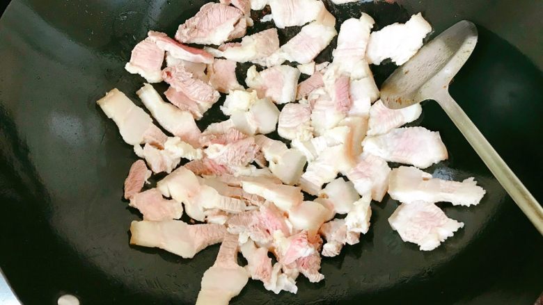莲藕炒肉片,锅内少许油,放入肉片。