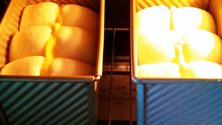 布里欧修皇冠吐司,放入预热好的烤箱下层,上管150度,下管180度,烤40分钟左右