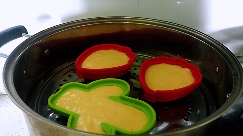 美味蒸蛋糕,热锅热水蒸10分钟,先开盖后关火!