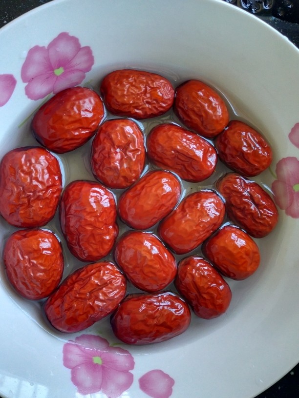 红豆薏米红枣汤,<a style='color:red;display:inline-block;' href='/shicai/ 2470'>红枣</a>用水泡一下