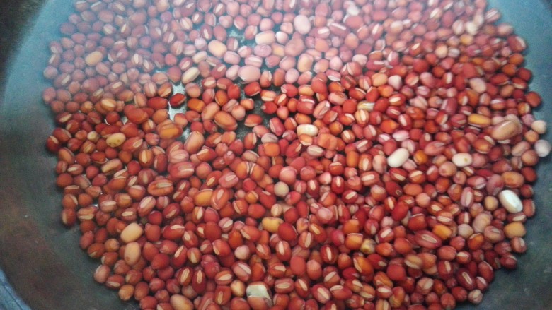红豆薏米红枣汤,红豆放入锅内放入大半锅水开始煮