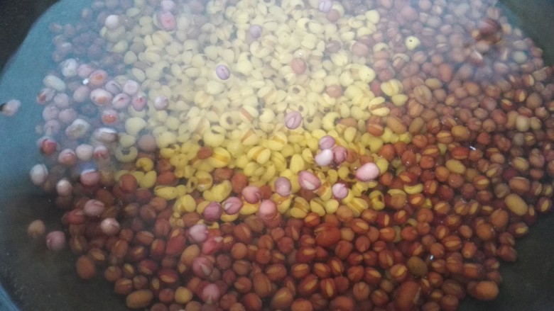 红豆薏米红枣汤,煮一会之后放入薏米一同煮