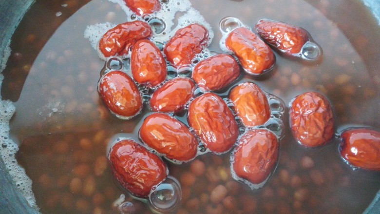 红豆薏米红枣汤,最后加入红枣