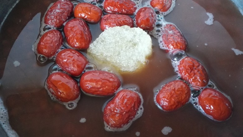 红豆薏米红枣汤,加入一块<a style='color:red;display:inline-block;' href='/shicai/ 866'>冰糖</a>调味