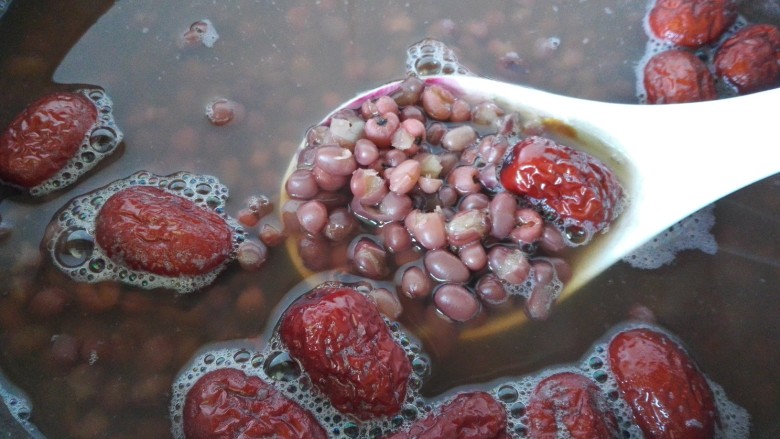 红豆薏米红枣汤,等最后冰糖化开红豆煮熟即可关火