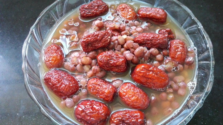 红豆薏米红枣汤,装入容器晾凉