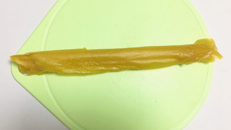芒果卷,趁热卷成卷