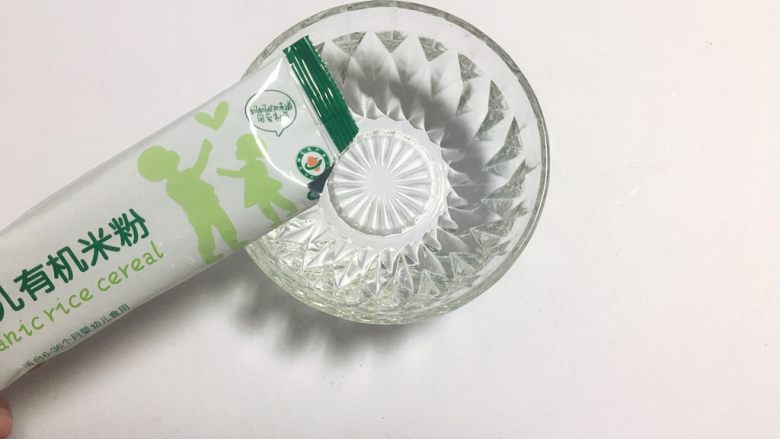 萌宝黑酱米粉,按照水和米粉10：1的比例冲调米粉