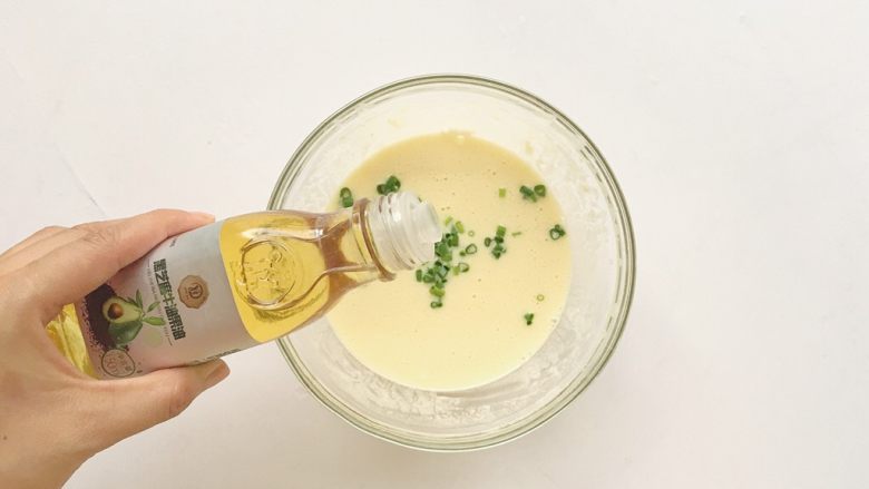 双色蛋饼,滴入黑芝麻牛油果搅拌均匀