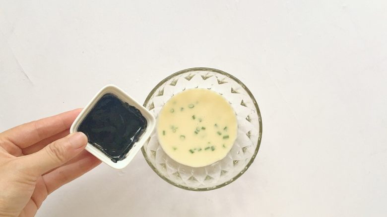 双色蛋饼,取其中一份加入黑芝麻核桃酱搅拌均匀