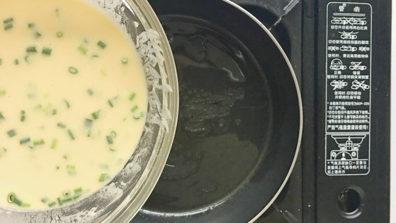 双色蛋饼,将面糊倒入锅中摊饼