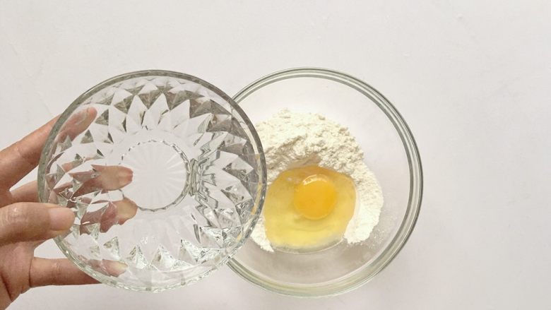 双色蛋饼,倒入适量清水