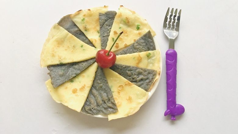 双色蛋饼,摆盘即可