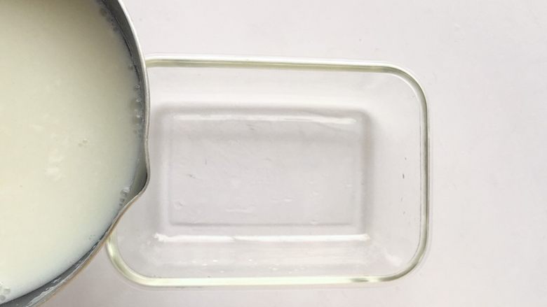 奶香夹心果冻
,将白凉粉倒入容器底部