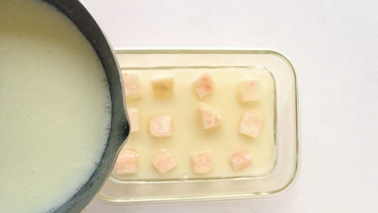 奶香夹心果冻
,透明白凉粉凝固后加入奶味白凉粉