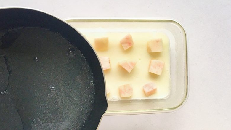 奶香夹心果冻
,再倒入透明凉粉