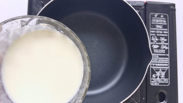 奶香夹心果冻
,倒入锅中煮汁浓稠