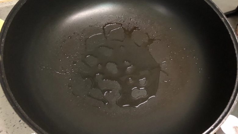 培根时蔬米饭鸡蛋卷,锅烧热,下一层油。