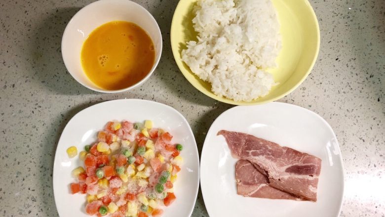 培根时蔬米饭鸡蛋卷,准备好食材,我用的是速冻的什锦蔬菜粒,也可以自己切好胡萝卜丁,剥好玉米粒,还有豌豆。