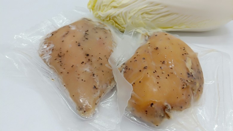 鸡胸肉炒白菜,鸡胸肉2包、每包100克、<a style='color:red;display:inline-block;' href='/shicai/ 114'>白菜</a>适量,食光社的辛香黑椒鸡胸肉也可以回温以后直接切开食用,也可以搭配蔬菜炒一下吃。
