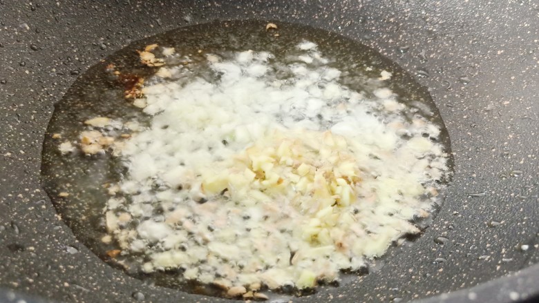 鸡胸肉炒白菜,锅里加适量的菜籽油,爆香蒜,生姜末。