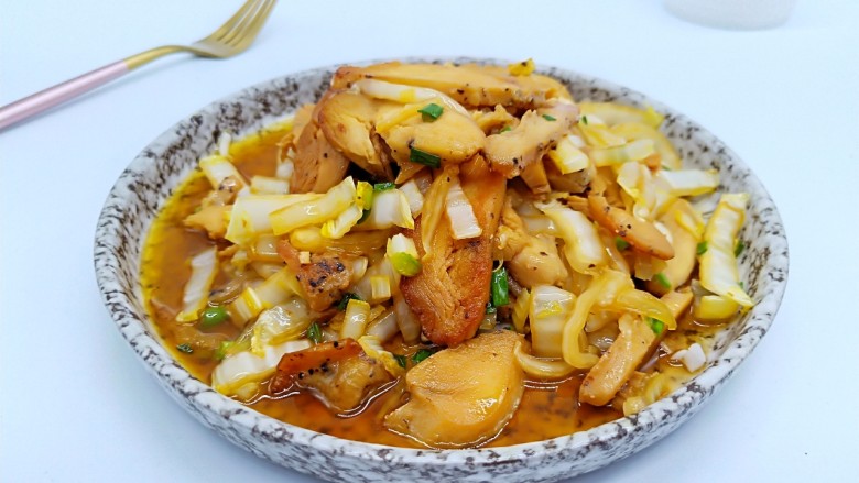 鸡胸肉炒白菜,鸡胸肉肉质细嫩加上白菜丝的甜脆,也是健身食谱的最佳菜!