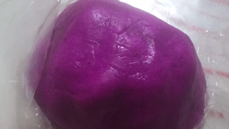 火龙果蛋黄奶豆,揉成面团,不用醒直接做吧